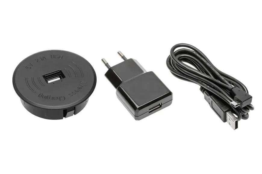 balaidis telefono krovimas stale su USB jungtimi
